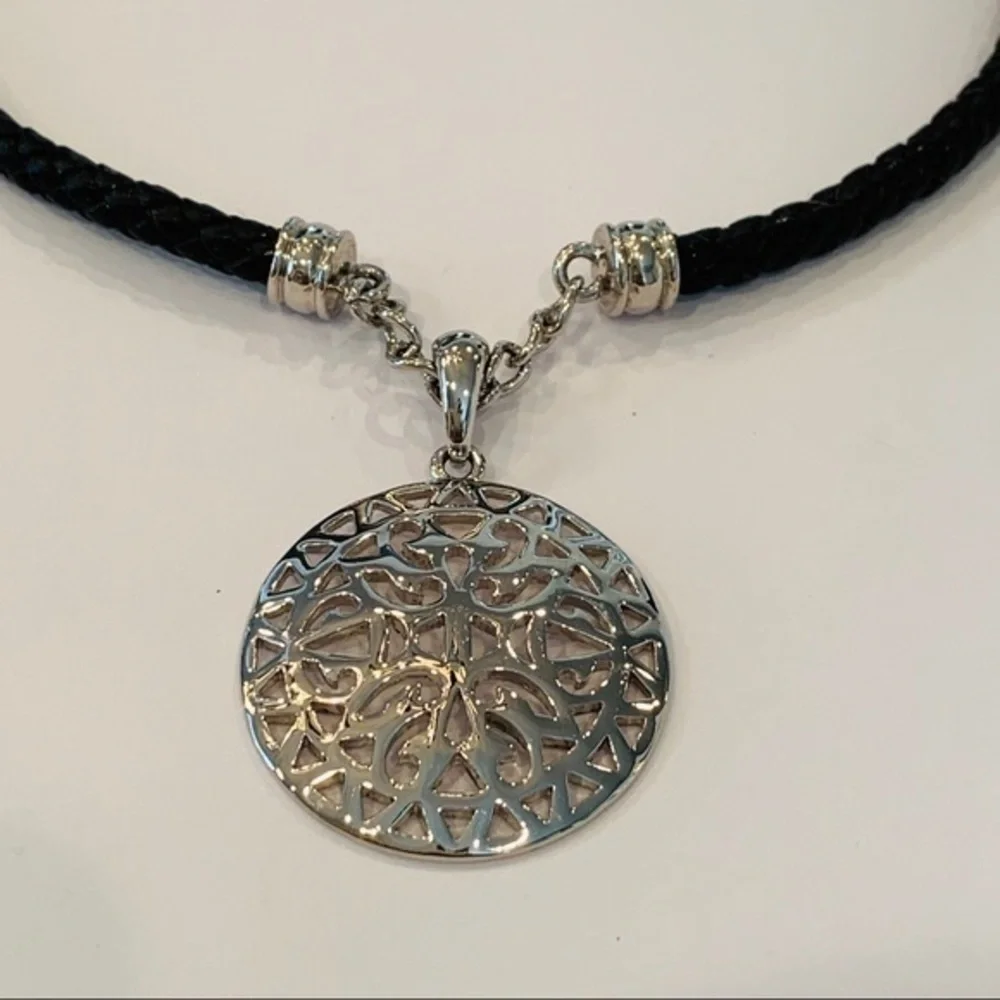 Premier design medallion style pendant leather - Picture 2 of 10